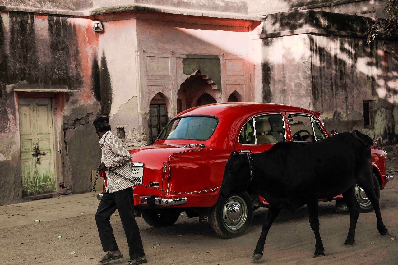 taj-mahal-tour-red-car.jpg